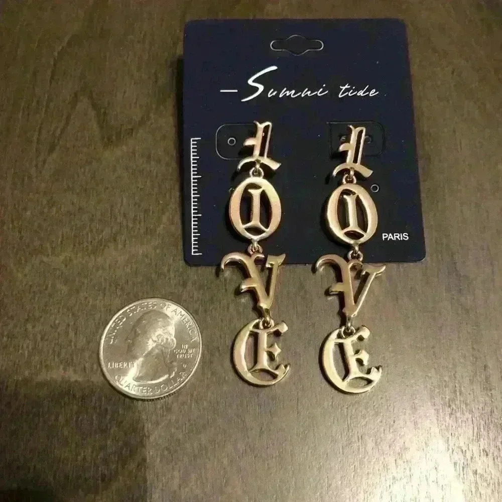 Love earrings‎